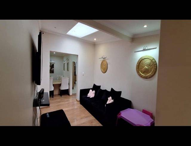 5 BEDROOM HOUSE FOR SALE IN CONSTANTIA KLOOF